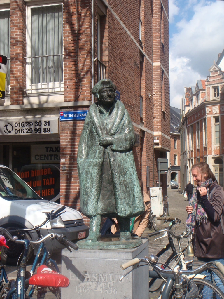 Памятник Эразму Роттердамскому, читавшему лекции в Католическом университете