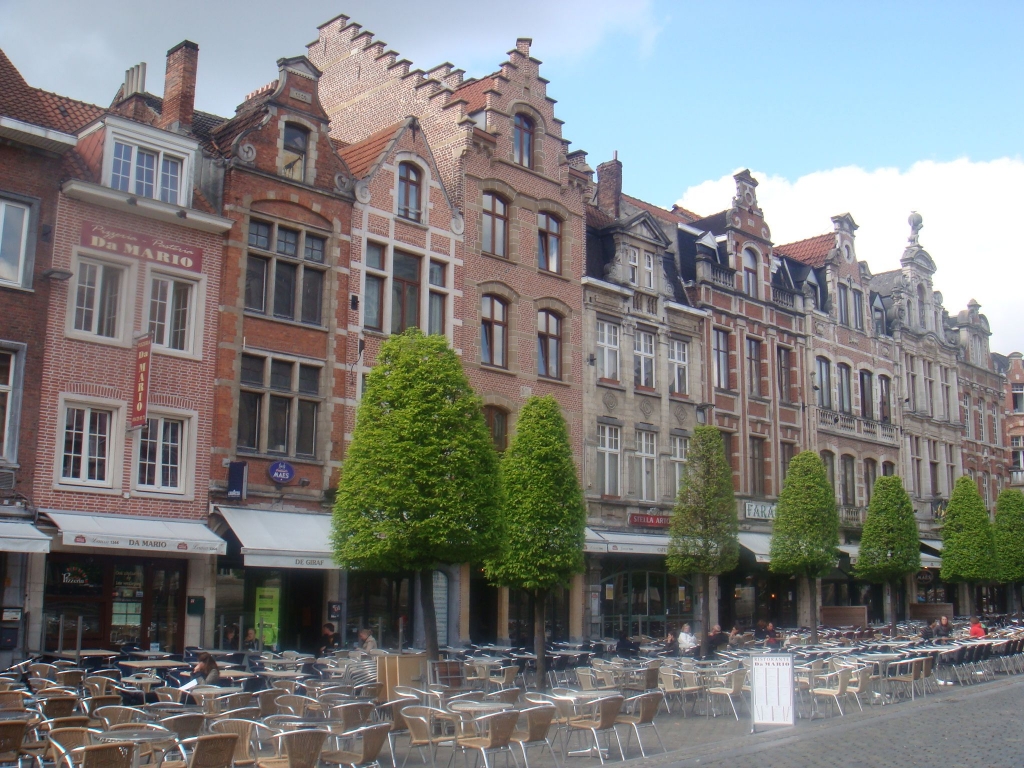 Ауде Маркт - пивная под открытым небом.По вечерам