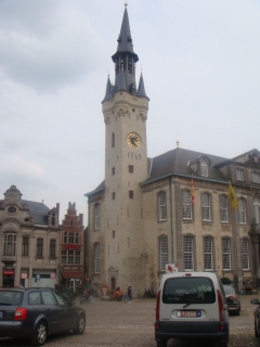 Беффруа(башня) и ратуша. Здание ратуши построено по проекту архитектора Яна Питера ван Баурсхейдта на четыреста лет позже башни.
